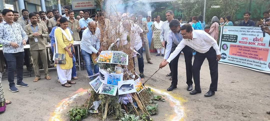 उपद्रवी तणांची होळी – Weed Bon Fire