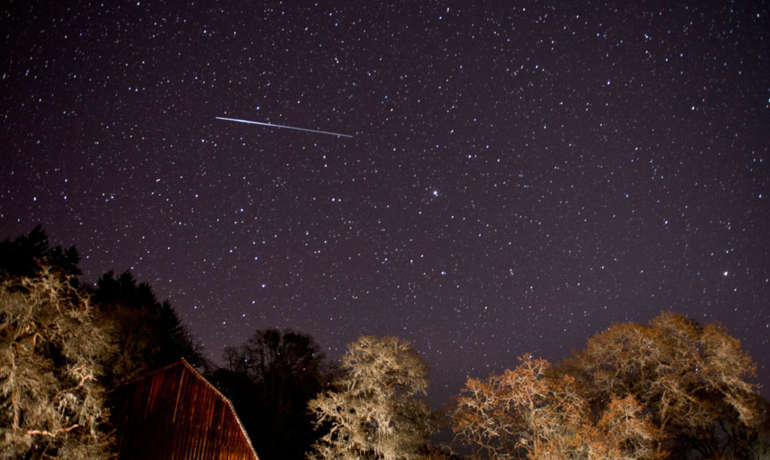 डिसेंबर महिन्यातील आकाश:  उल्कावर्षाव-धुमकेतू-ग्रह-चंद्र युती Geminid Ursid Meteor Shower Winter Solstice